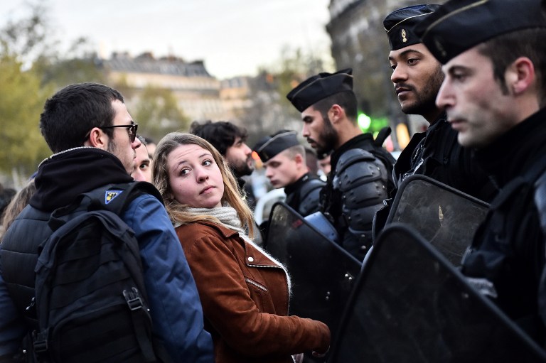 Gendarmes face aux manifestants place de la République à Paris le 22 novembre