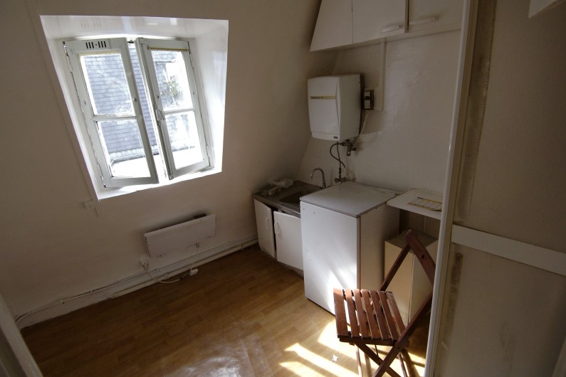 Une chambre de bonne à Paris (illustration)