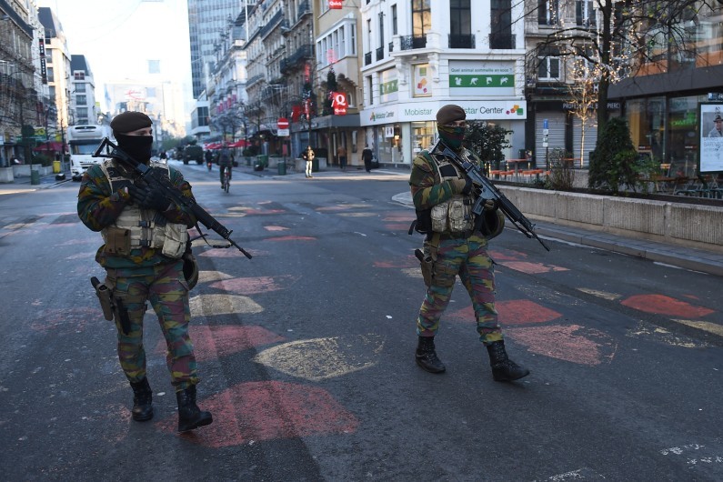 Deux militaires patrouilles dans les rues de la capitale belge (illustration)