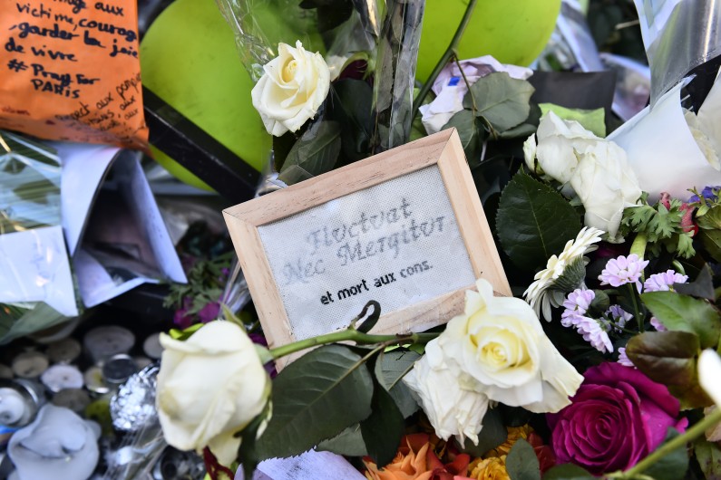 Les premiers enterrements des victimes des attentats ont débuté un peu partout en France