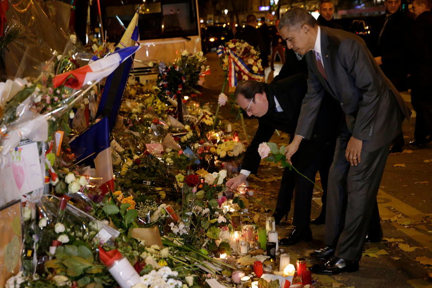 Barack Obama a déposé une rose blanche devant le Bataclan, lundi 30 novembre 2015.