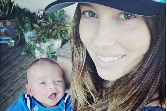 Le 20 avril, Silas Randall Timberlake fait sa première apparition sur internet avec sa mère Jessica Biel