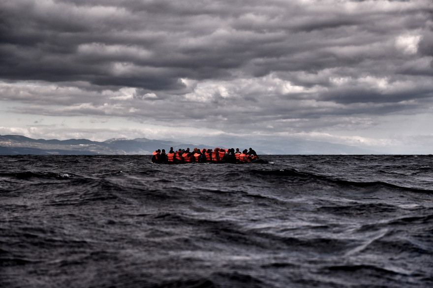 Des réfugiés secourus en pleine mer Égée.