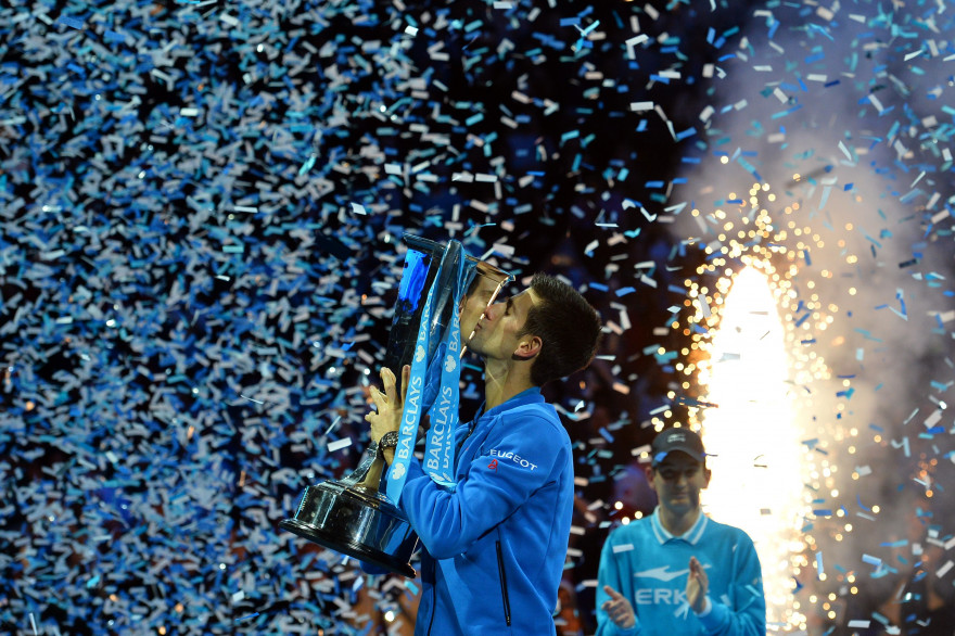 Novak Djokovic a remporté le Masters de Londres 2015 contre Roger Federer. Et il a remporté 11 titres, dont 3 Grand Chelem. Une saison record.
