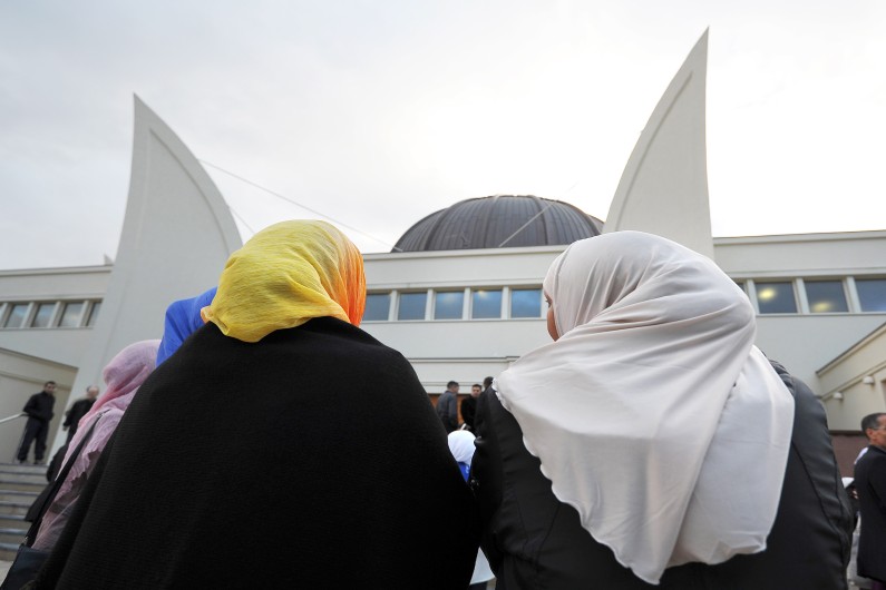 Selon un sondage, 81% des Français sont favorables à l'interdiction du port du foulard islamique pour les mères accompagnatrices de sorties scolaires.