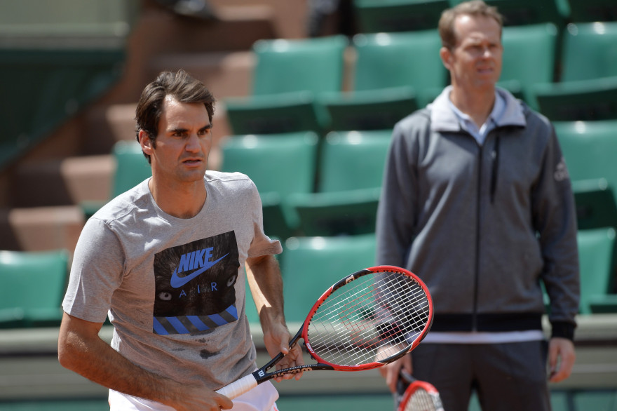 Roger Federer et Stefan Edberg lors du tournoi de Roland Garros 2015