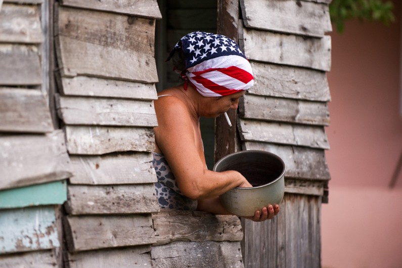 Une Cubaine prote le drapeau américain en guise de bandeau