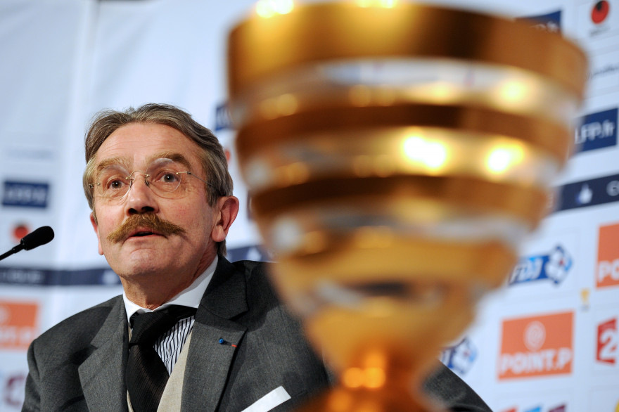 Frédéric Thiriez, le président de la LFP, aux côté de la Coupe de la Ligue