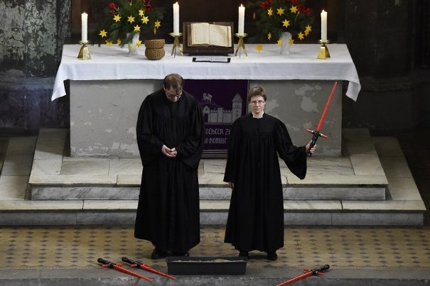 Deux pasteurs à l'église de Zion de Berlin le 20 décembre 2015