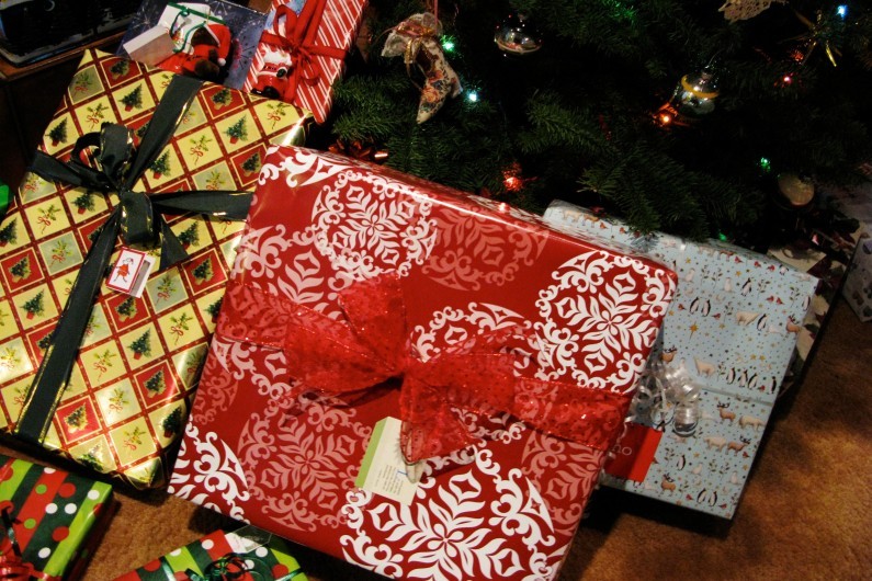 Les cadeaux au pied du sapin à Noël (Illustration)