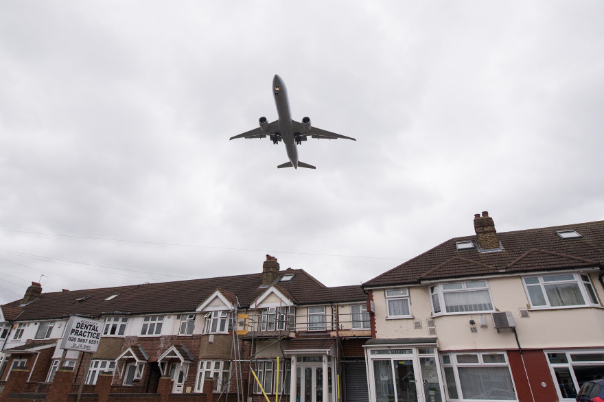 Un avion décolle au dessus de Londres (illustration)