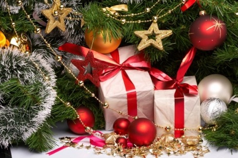 Des cadeaux au pied du sapin de Noël (illustration)