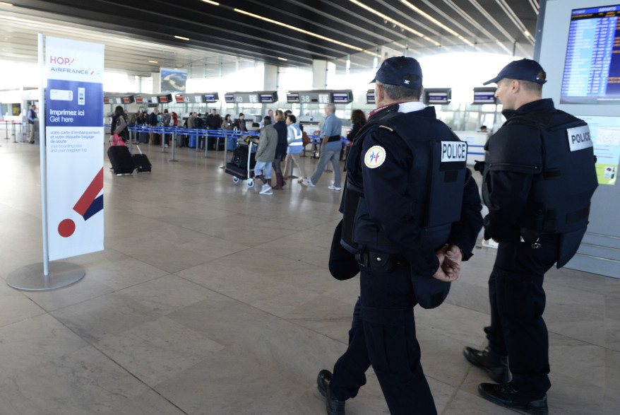 Des policiers à l'aéroport de Bordeaux Mérignac