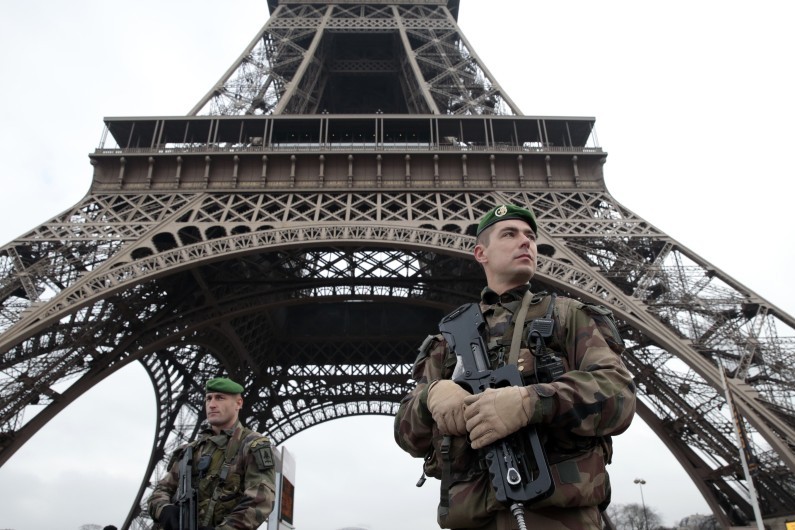Des militaires patrouillent sous la Tour Eiffel (illustration).