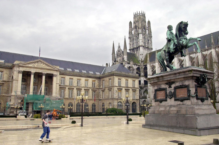 La place de l'hôtel de ville, à Rouen (illustration)