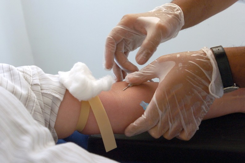 Une infirmière réalise une prise de sang (illustration)