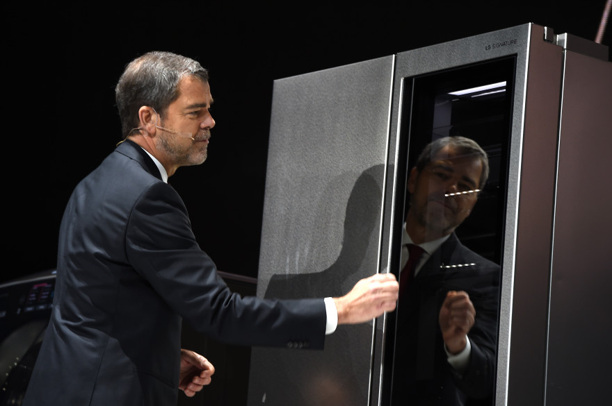 À Las Vegas, LG a présenté un frigo dont la porte s'ouvre automatiquement