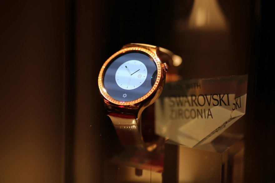 La Huawei Jewel est une montre connectée ornée de cristaux de Swarovski
