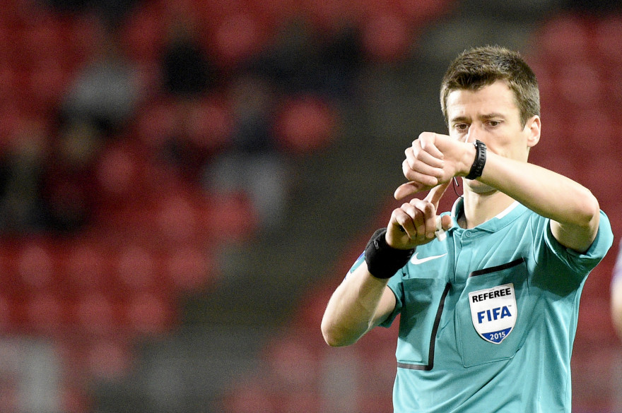 L'arbitre Benoit Bastien consulte sa montre connectée à la Goal Line Technology le 15 décembre 2015