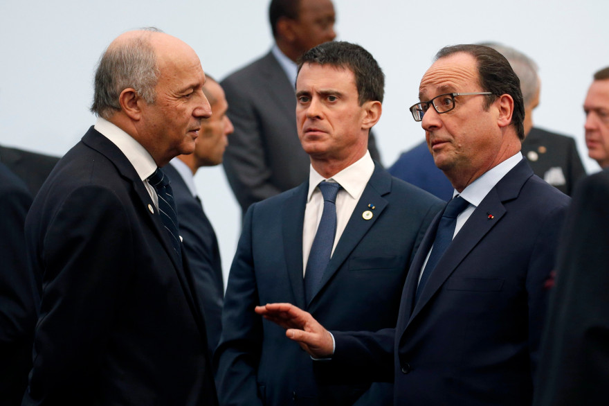 Laurent Fabius, Manuel Valls et François Hollande au Bourget lors de la COP21, le 20 novembre 2015