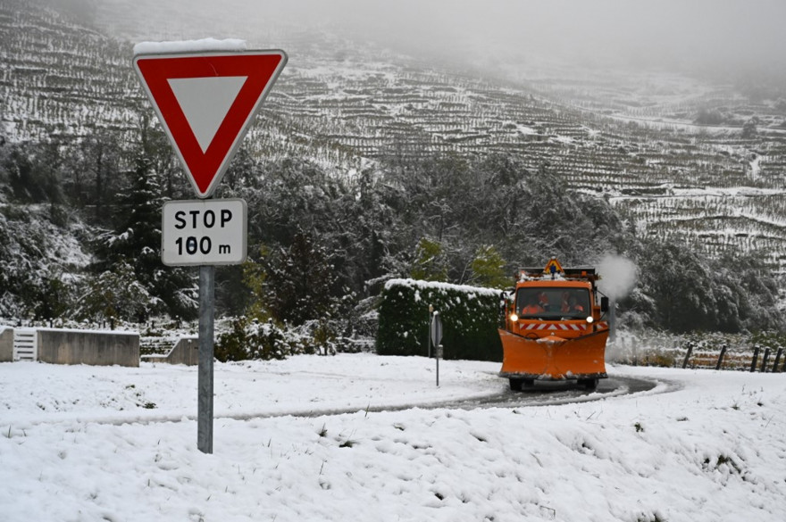 Une route couverte de neige, près de Tournon-sur-Rhone (illustration)