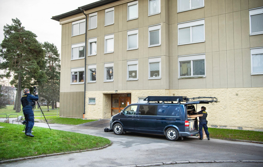 La police suédoise devant un appartement à Stockholm, où un homme a été retrouvé avec des multiples plaies le 1er décembre 2020