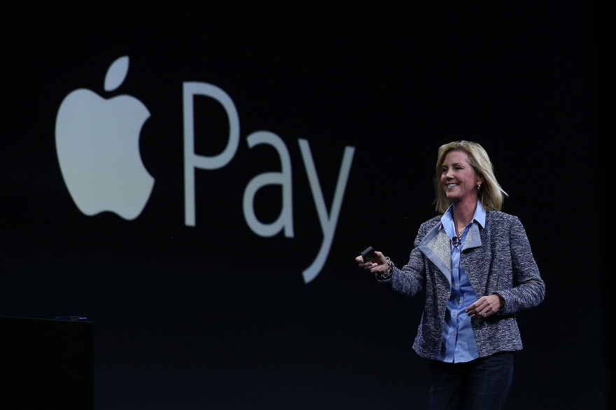 Jennifer Bailey, responsable du programme Apple Pay, lors de la WWDC Apple le 8 juin 2015 à San Francisco.