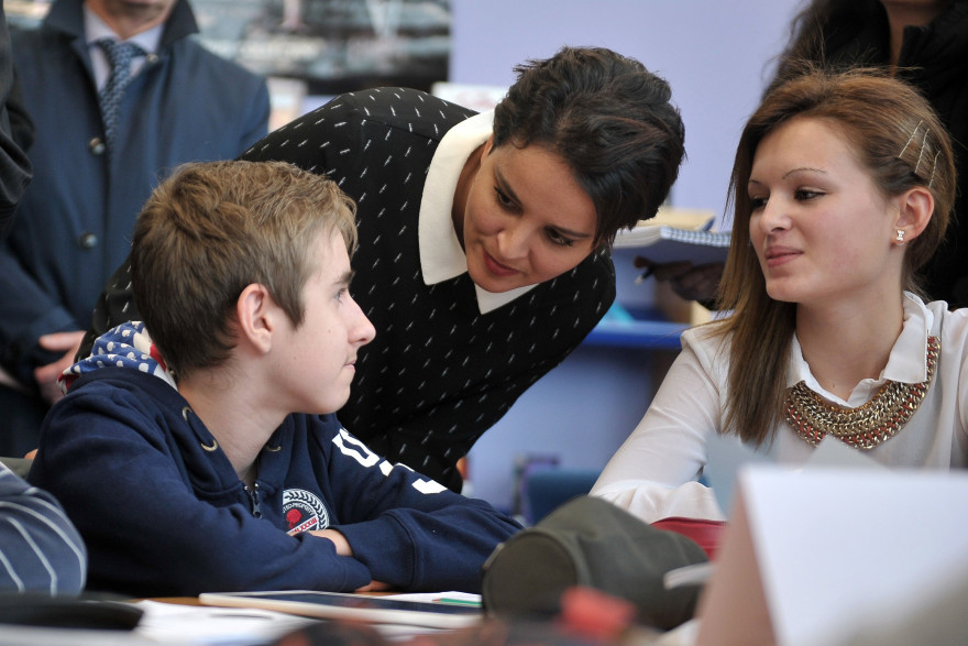 La ministre de l'Éducation nationale Najat Vallaud-Belkacem en compagnie de collégiens (illustration)