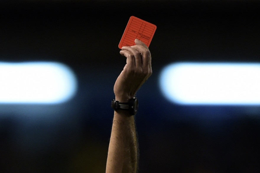 Carton Rouge Direct Combien De Match Argentine : un joueur reçoit un carton rouge et tue l'arbitre de rage