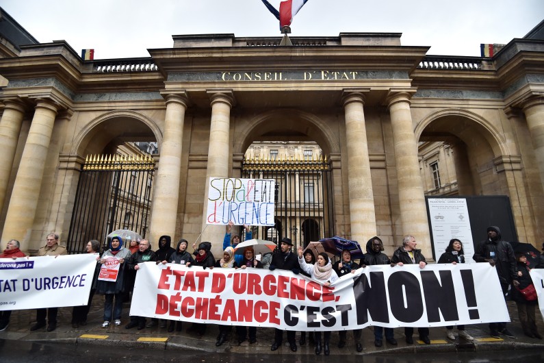 La Ligue des droits de l'Homme avait saisi le Conseil constitutionnel pour contester la prorogation de l'État d'urgence.
