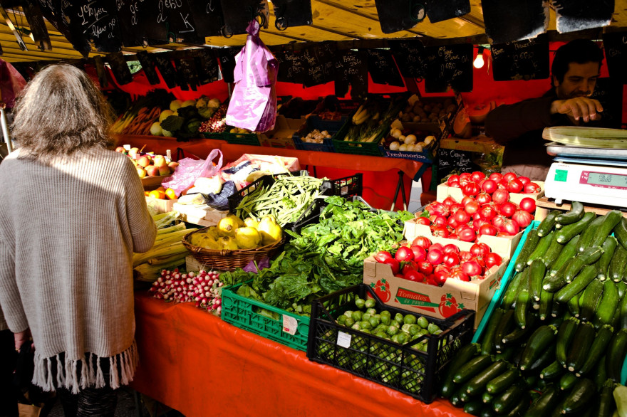 Un stand de légumes dans un marché parisien, le 8 novembre 2015