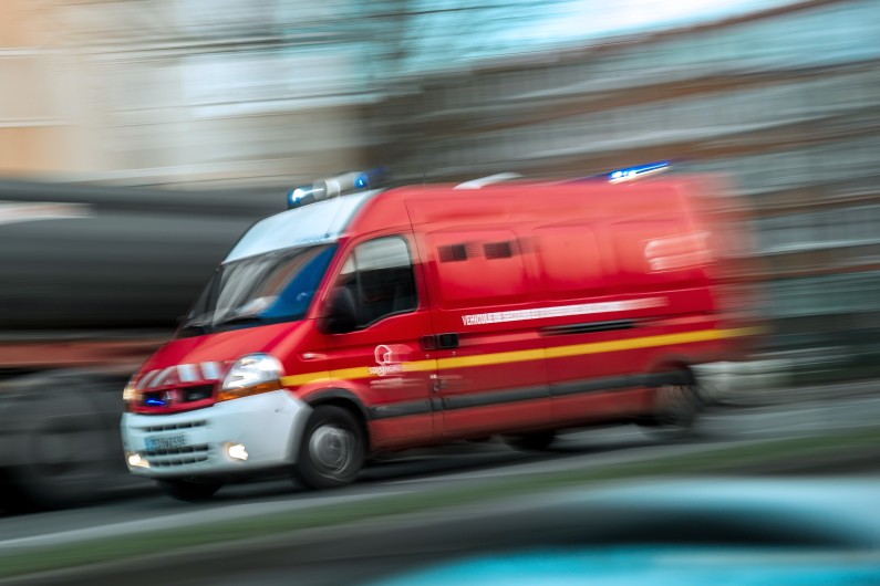 Un camion de pompier part en intervention