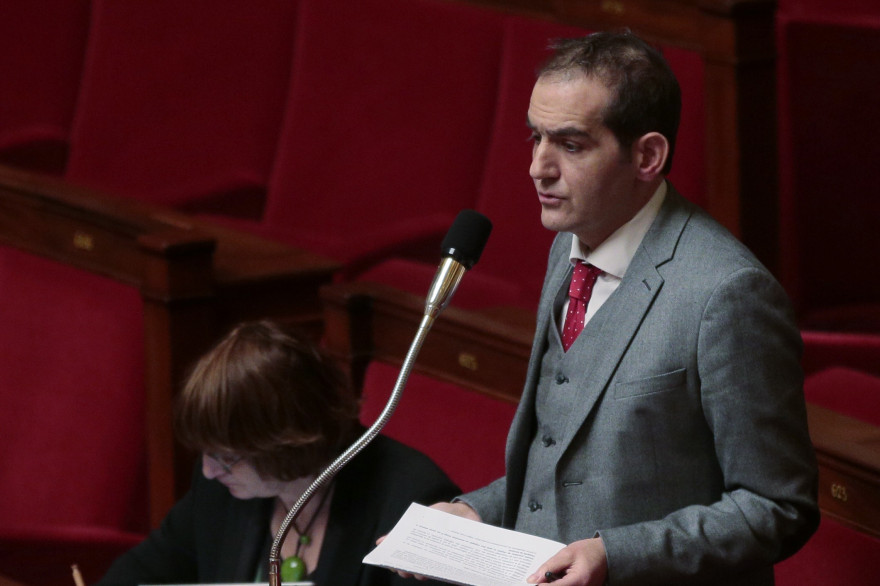 Le député Pouria Amirshahi lors d'un discours à l'Assemblée nationale le 8 février 2016.