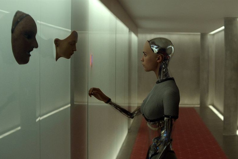 Dans "Ex-Machina" (2015), Alicia Vikander incarne un robot doté d'une intelligence artificielle