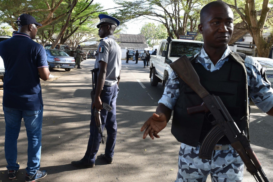 Un militaire présent à Grand Bassam en Côte d'Ivoire après l'attentat terroriste le 13 mars