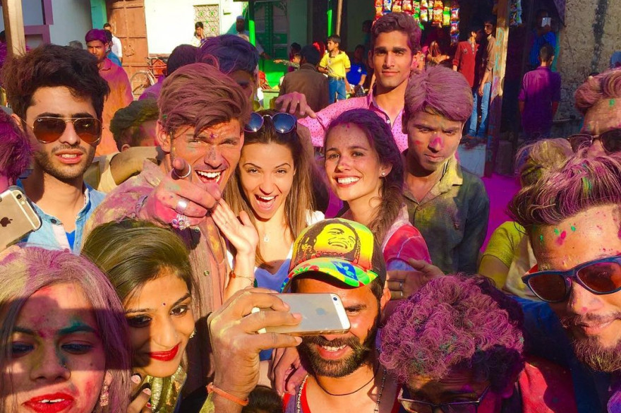 Rayane Bensetti, Lucie Lucas et Denitsa Ikonomova en Inde sur le tournage d'un téléfilm pour TF1