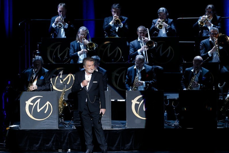 Eddy Mitchell avec son big band sur la scène du Palais des sports de Paris