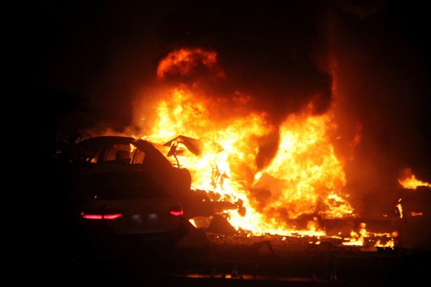 Une voiture brûle à Ankara après une explosion meurtrière dimanche 13 mars 2016