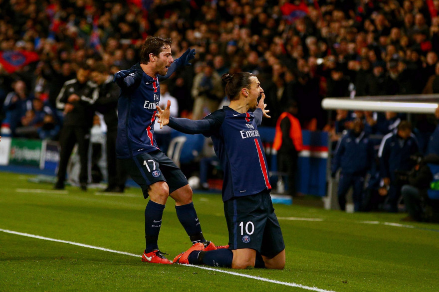 Maxwell et Ibrahimovic le 16 février 2016 lors du 8e de finale aller contre Chelsea