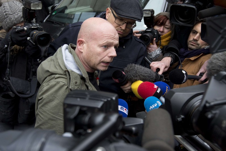 L'avocat belge de Salah Abdeslam, Sven Mary, interrogé par la presse samedi 19 mars 2016.