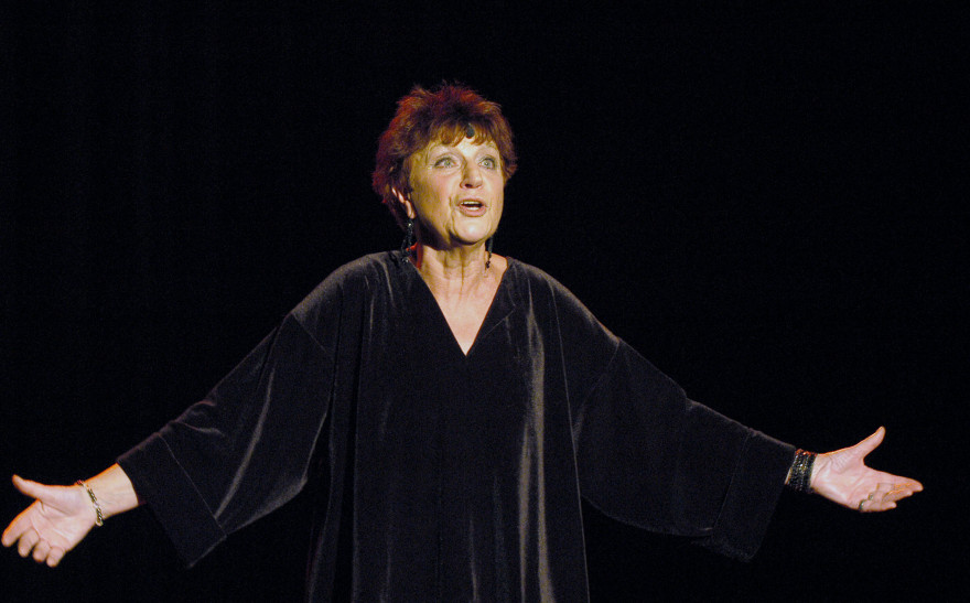 La chanteuse Anne Sylvestre le 4 novembre 2003, sur la scène de l'Auditorium de Saint-Germain à Paris.