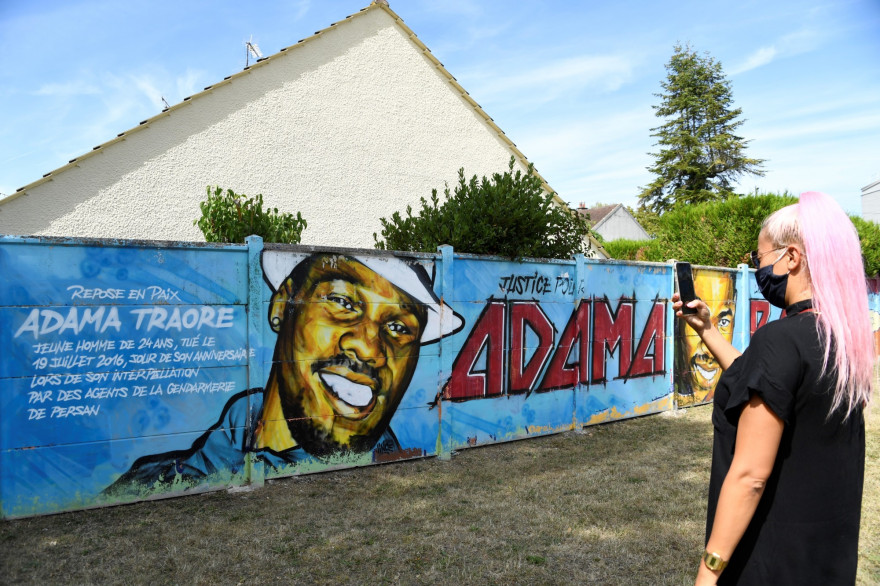 Une fresque à Beaumont-sur-Oise en hommage à Adama Traoré décédé en 2016 après son arrestation.