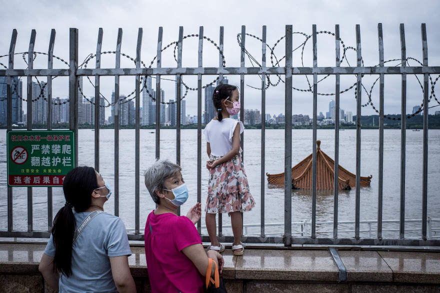 Le 12 juillet 2020, des habitants de Wuhan, berceau de l'épidémie de Covid-19, observent la crue du fleuve Yangtze