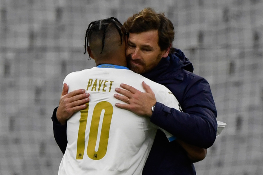 Dimitri Payet serre André Villas-Boas dans ses bras après la victoire (2-1) obtenue face à l'Olympiakos