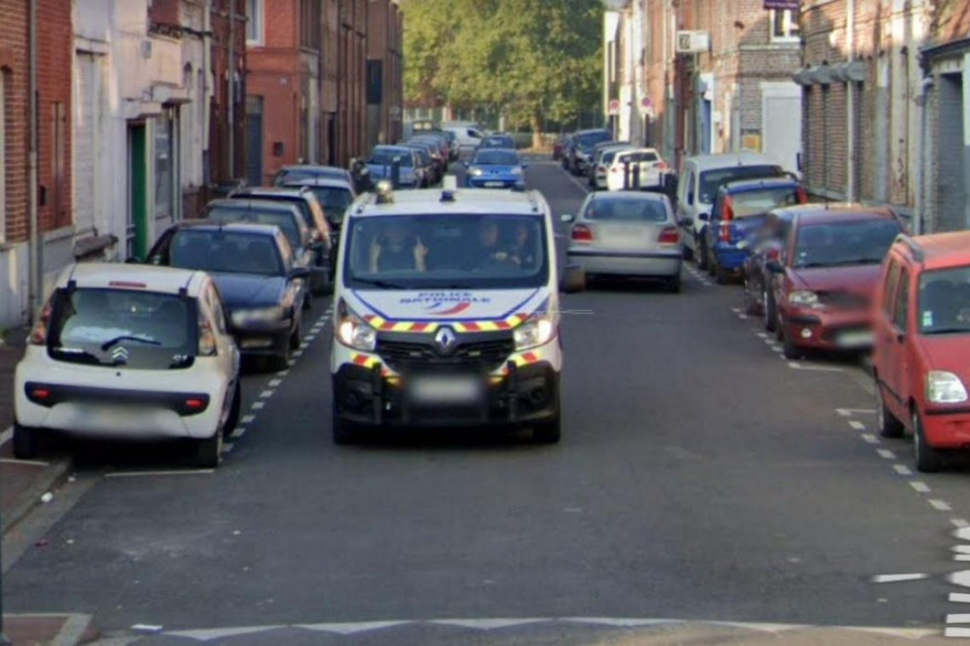 Un policier faisant un double doigt d'honneur à la caméra de Google Maps à Roubaix