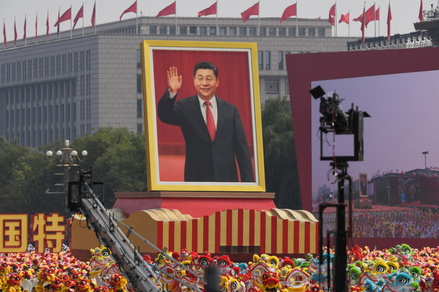 Un portrait géant du président chinois Xi Jinping installé lors du défilé de la fête nationale sur la place Tiananmen à Pékin le 1er octobre 2019, à l'occasion du 70e anniversaire de la fondation de la République populaire de Chine.