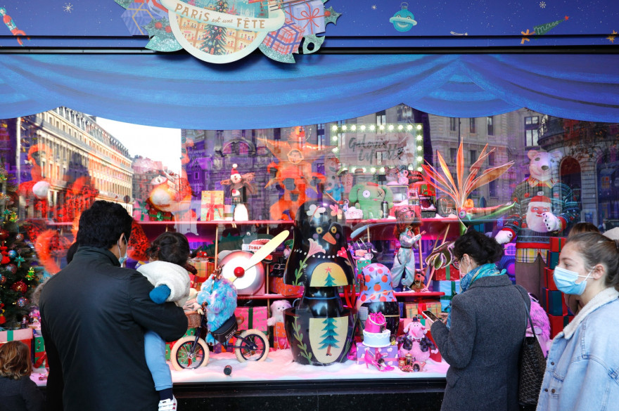 Une vitrine de Noël affichée au grand magasin Galeries Lafayette le 28 novembre 2020 à Paris après que le gouvernement français a autorisé la réouverture de tous les magasins "non-essentiels".