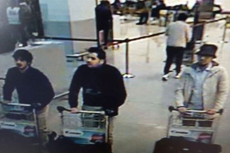 La photo des trois auteurs présumés de l'attentat contre l'aéroport de Bruxelles-Zaventem, le mardi 22 mars 2016