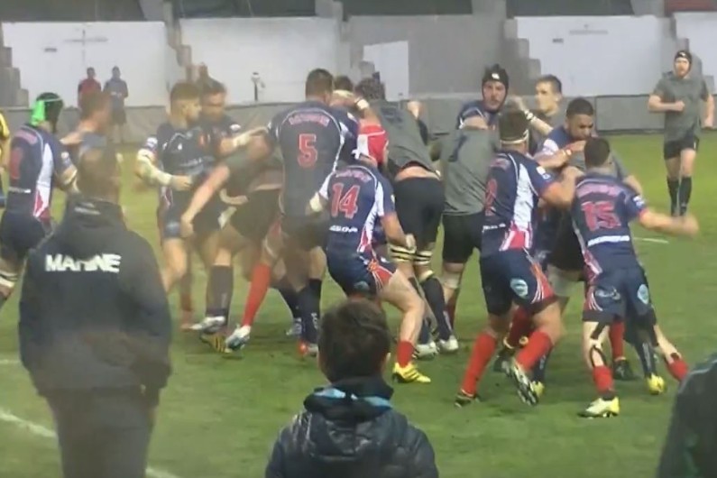 VIDÉO Rugby bagarre générale lors du "crunch" entre la Marine