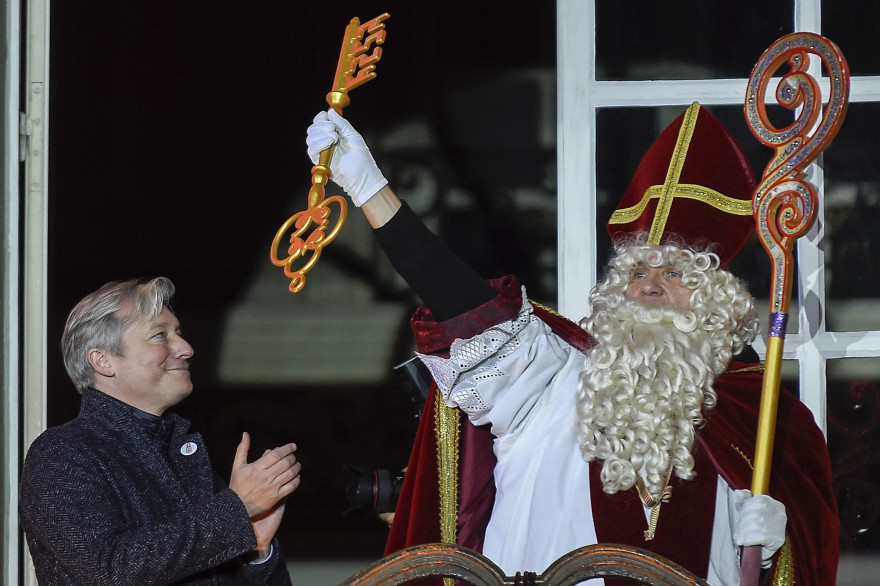 Saint-Nicolas reçoit les clefs de la ville de Nancy sur le balcon de l'hôtel de Ville en 2018
